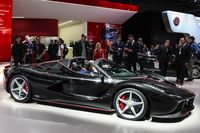 Ferrari LaFerrari Aperta: Wenn nüchterne Zahlen für Gänsehaut sorgen. V12 mit 800 PS bei 9000 U/min plus E-Motor, macht zusammen 963 PS! Vmax über 350 km/h, 0-100 unter 3 Sekunden, 0-300 km/h unter 15 Sekunden. Leider schon zum Verkaufsstart ausverkauft, die wenigen Auserwählten haben ab 2,4 Millionen Euro bezahlt. Kein schlechtes Geschäft: Der geschlossene LaFerrari wird am „Gebrauchtwagenmarkt“ derzeit für vier bis fünf Millionen gehandelt.