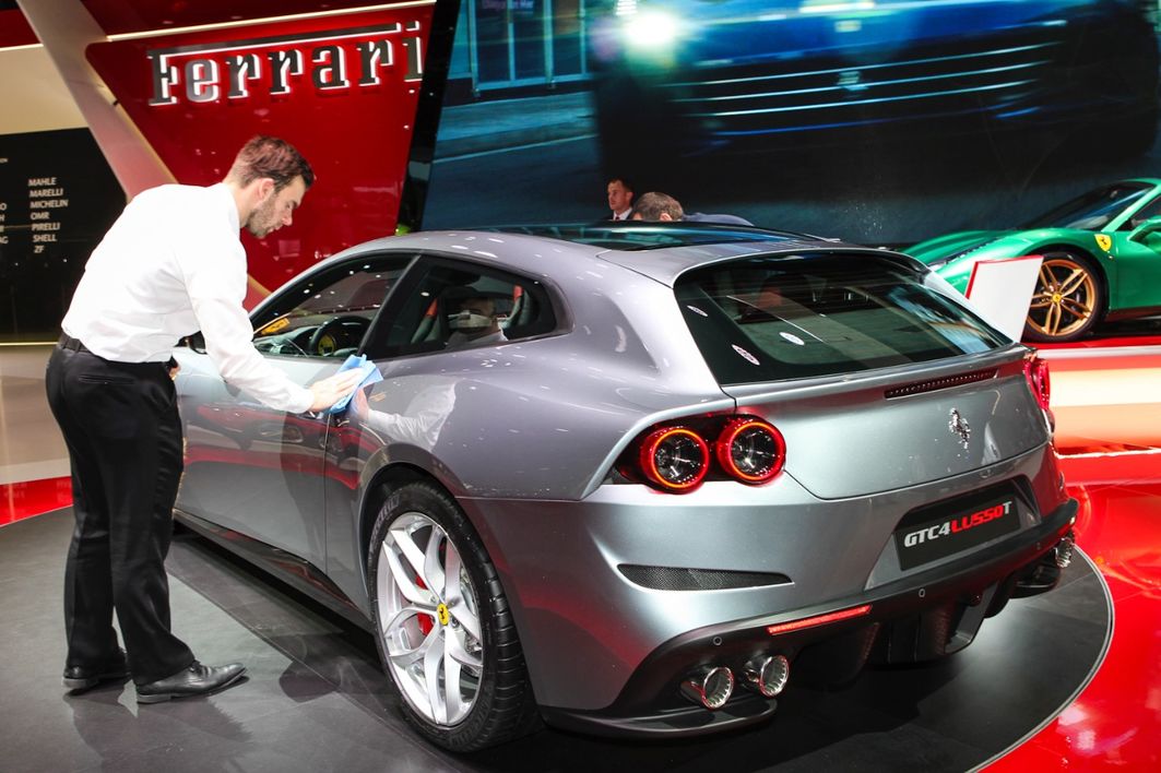 Ferrari GTC4 Lusso: Einstiegsmodell a la Ferrari. Als GTC4 Lusso T hat der Viersitzer vier Zylinder weniger, aber zwei Turbos. Der neue leistet so 610 PS und katapultiert die Fuhre in 3,5 Sekunden auf Hundert. Optisch ändert sich nichts.