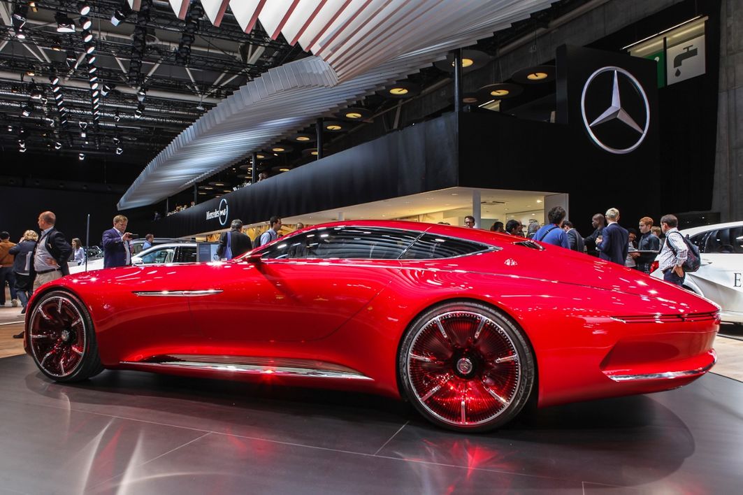 Mercedes-Maybach Vision 6: Die einen klatschen, die anderen runzeln die Stirn, aber alle geschlossen staunen nicht schlecht. Mercedes zeigt eine spektakuläre Interpretation vom Zukunfts-Maybach – ob es in diese oder eine andere Richtung geht, muss man abwarten. Dass Mercedes nach dem ersten Flop in den Nuller-Jahren noch einmal probieren wird, mit Maybach einen Angriff auf die BMW-Marke Rolls-Royce zu starten, ist aber in jedem Fall zu erwarten.