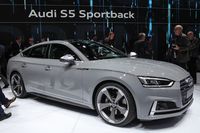 Audi A5/S5 Sportback: A4 ist Ihnen zu langweilig? Audi bietet das A5/S5 Coupé auch in der zweiten Generation als fünftürige Fließheck-Version A5/S5 Sportback an. Der S5 Sportback mit 354 PS wird ab 75.000 Euro zu haben sein, wie viel die braveren Versionen weniger kosten, ist noch nicht fix. Start im November.