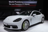 Porsche Panamera 4 E-Hybrid: Der neue Panamera sieht ganz eindeutig viel besser aus als sein Vorgänger. Da könnte es sogar den einen oder anderen Umsteiger vom Cayenne geben, SUV gibt es ja wirklich schon genug auf der Straße. Motor der Wahl wird die in Paris vorgestellte Hybrid-Version Panamera 4 E-Hybrid sein: Die 462 PS starke Plug-In-Variante (aufladbar, rein elektrische Reichweite 50 km) kostet ab 110.160 Euro, während der 422 PS starke Diesel bei 136.200 Euro loslegt.