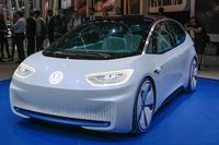 VW I.D.: Der größte Autohersteller der Welt kündigt ein Elektroauto mit 600 Kilometer Reichweite an, kann mit dem I.D. auf der Motorshow aber noch nicht so richtig glänzen. Der Verkaufsstart liegt in der Zukunft (2020), auch Design und Ausführung der Studie wirken noch etwas theoretisch.