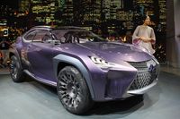 Lexus UX: Tolle Studie von Lexus. Die Edelmarke kündigt mit dem UX an, dass man auch ein drittes, kompaktes SUV unterhalb von NX und RX plant. Beim Showcar schränkt sich Lexus aber noch nicht mit den Zwängen der Serie ein, sondern zeigt wunderschöne Designideen für die Zukunft. Nicht gleich weiterklicken, die genauere Betrachtung der Details lohnt sich in diesem Fall wirklich.