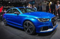 Audi RS3 Limousine: Wenn die Autos immer größer werden, muss eben die Sportmodellpalette in der Kompaktklasse ausgebaut werden. Sportler, die eine Aversion gegen Gewicht haben, werden sich freuen, dass es den 400 PS starken RS3 (2,5-Fünfzylinder-Turbo!) neben der Sportback-Variante nun auch als Limousine gibt. Nettes Business-Auto, oder? Preis und Europa-Starttermin noch offen.