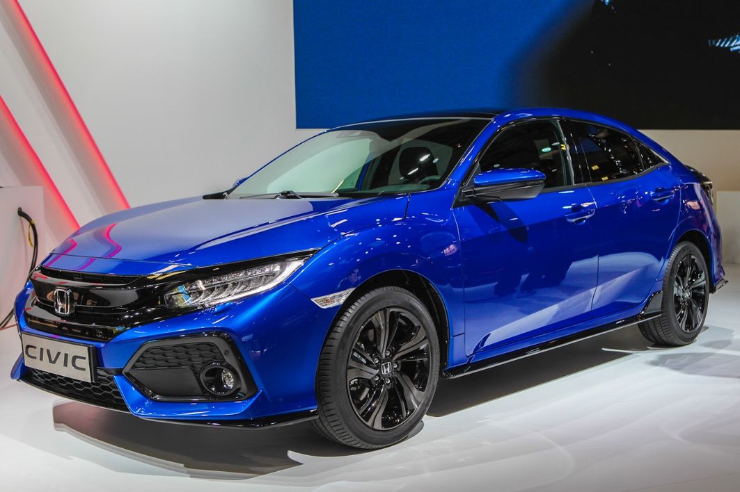 Honda Civic: Ein Civic ist selten beliebig im Design, darauf ist man inzwischen vorbereitet. Honda bringt die zehnte, völlig neu entwickelte Generation des Golf-Gegners. im Frühjahr auf den österreichischen Markt. Erstmals mit Turbo-Benzinern unter der Haube, einem 1,0-Turbo mit 129 PS und einem 1,5-Turbo mit 182 PS. Der 1,6-Diesel folgt später. Verfügbar ist auch eine viertürige Civic-Limousine mit schnittig abfallendem Heck.