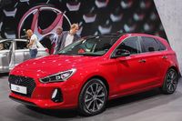 Hyundai i30: Die neue Genration des Golf-Gegners setzt nach eigenen Angaben auf „zeitloses“ Design. Das ist nicht wahnsinnig aufregend, könnte aber länger aktuell bleiben als so manches Experiment der Konkurrenz. Was uns eher überrascht ist, dass der Innenraum nicht ganz so hochwertig wirkt, wie wir das vom neuen i30 erwartet haben. Vielleicht folgt die Überraschung aber noch, wenn Hyundai die Preise bekannt gibt und damit die Konkurrenz unterbietet. Start in Österreich Anfang 2017.