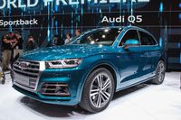 Audi Q5: Und das ist der Neue? Außer Apple gibt es wohl keine andere Technologie-Marke, die Design-Revolutionen so konsequent vermeidet und stattdessen seine Produkte enthusiastisch perfektioniert. Sieht aber nur auf den ersten Blick wie ein Facelift aus, beeindruckt auf den zweiten Blick mit seinem guten Stil. 4,64 Meter lang, bis zu 1550 Liter Kofferraumvolumen. Die TDI leisten 150, 163, 190 und 286 PS, dazu gibt es einen TFSI-Benziner mit 252 PS. Ab Jänner in Österreich.