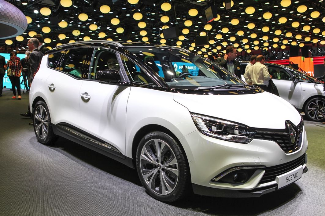 Renault Scenic: Wie zuvor der Espace nimmt auch der Kompaktvan von Renault nun SUV-Anleihen und wird viel, viel cooler. Auch der Innenraum ist auffallend elegant designt. Mindestens 500 Liter Kofferraum beim Fünfsitzer. Der 23 Zentimeter längere Grand Scenic hat sieben Sitze. Umlegbarer Beifahrersitz. Ab 20.990 Euro (115-PS-Benziner), Grand Scenic ab 22.190 Euro: Motoren: zwei Benziner (115/132 PS), vier Diesel (95, 110, 130, 160 PS). Getriebe: 6-Gang-Schalter, Doppelkupplungsgetriebe (6-Gang oder 7-Gang). Hybrid ab 2017.