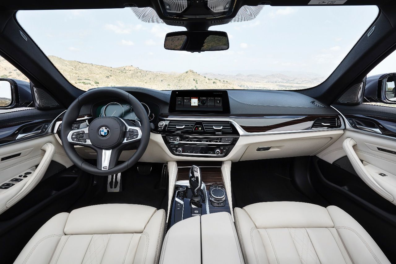 Wie alle aktuellen BMW-Modelle stellt auch der 5er auf ein schlankes Armaturenbrett mit aufgesetztem Flatscreeen um.
