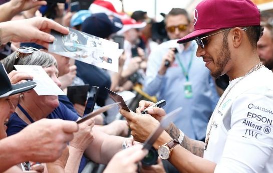 Die Motorsport-Superstars und ihre Weltmeister-Autos zum Anfassen. Der Eintritt ist frei. - Wie kann man Hamilton  treffen?