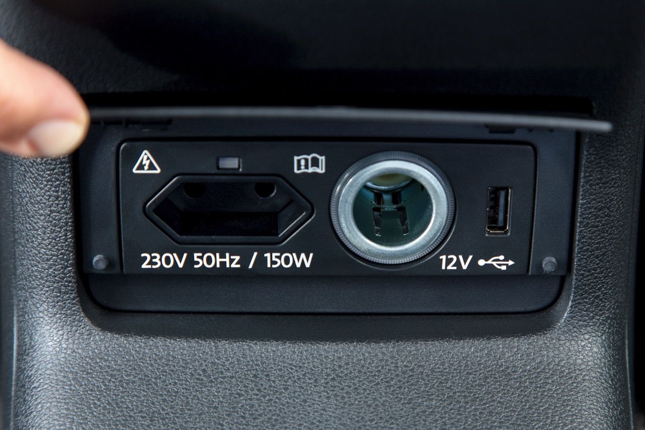 ... und Stromversorgung auch mit USB- und 230V-Steckdose. Der Kodiaq bietet rund 30 solcher kleiner, smarter Lösungen.