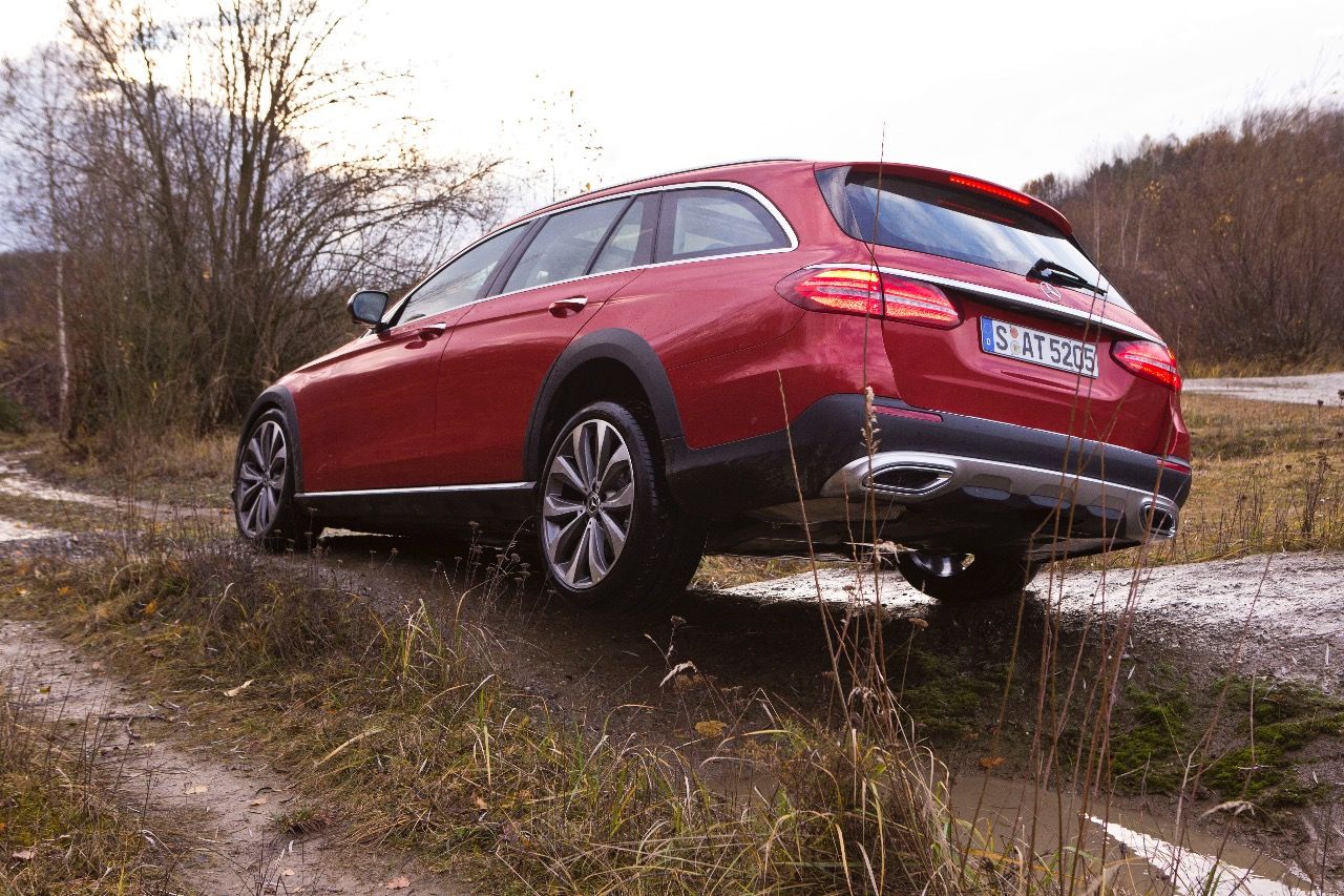 Im Fahrmodus „All-Terrain“ stehen 156 Millimeter Bodenfreiheit zur Verfügung ...