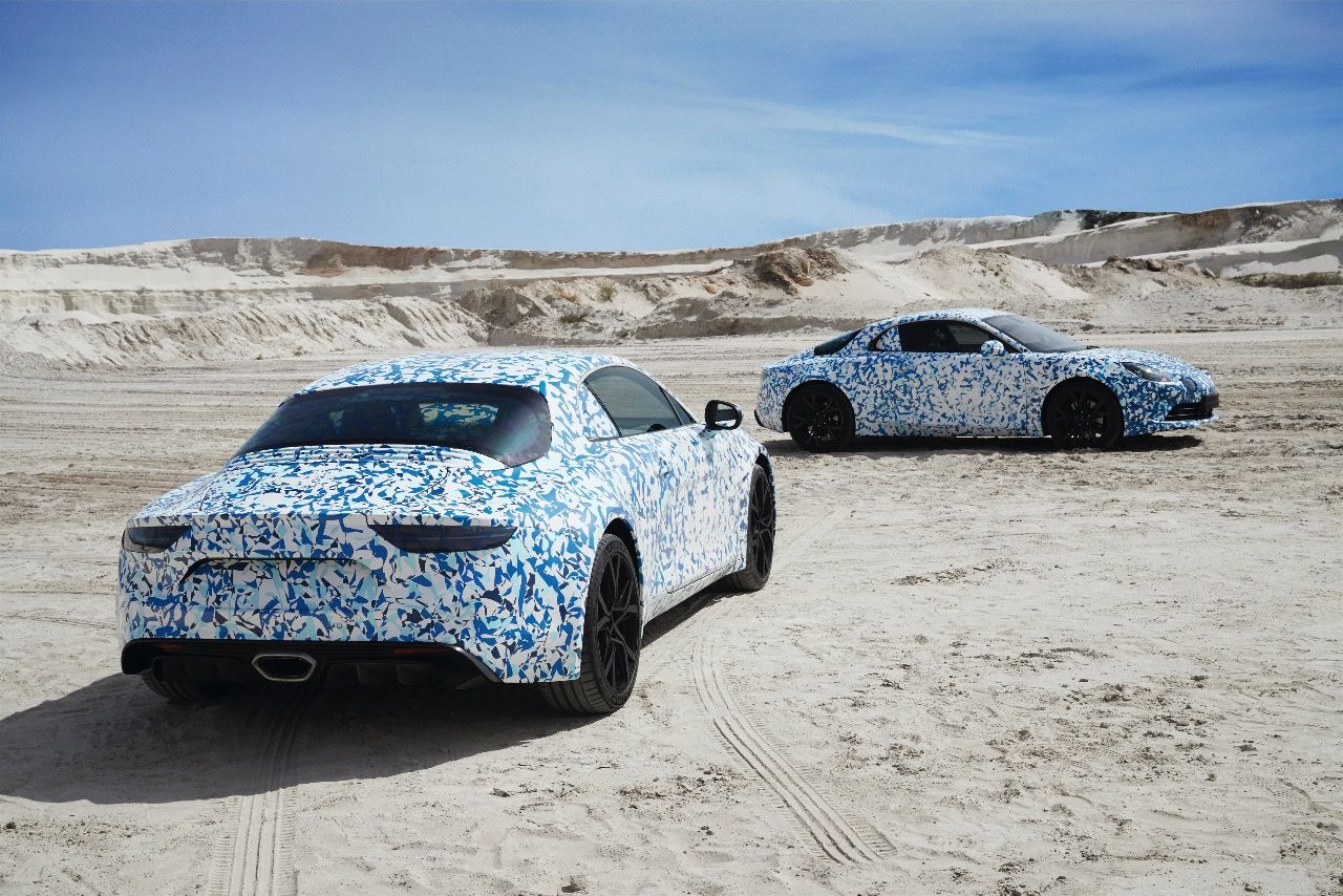 Renault Alpine: Offizielle Erlkönigfotos, ziemlich kryptisch – das Design der Alpine Vision scheint aber nicht mehr arg verändert worden zu sein.