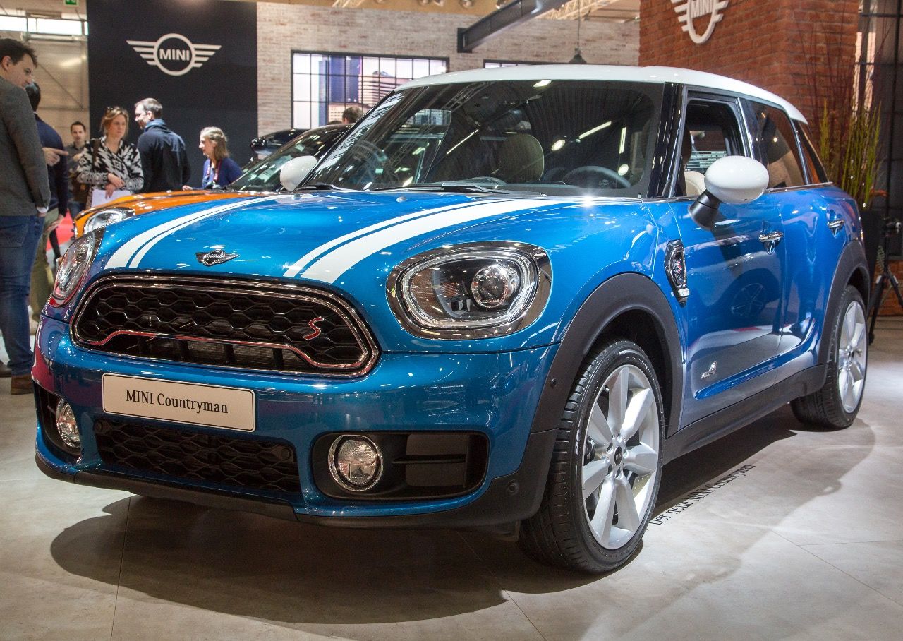 Die gestreckten Frontlichter des neuen Mini Countryman wirken deutlich erwachsener.