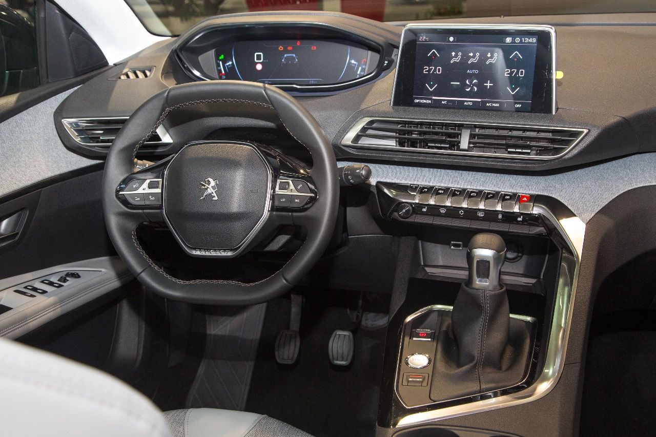 Ästhetik und Funktionalität im Innenraum des großen Peugeot-SUV.