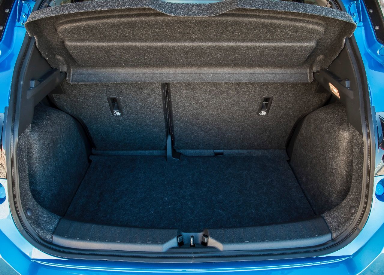 Nissan Micra 2017: Der Kofferraum hat mit 300 Liter Fassungsvermögen ein stattliches Format. Beim Umklappen der Fondsitzlehnen bleibt eine deutliche Stufe.