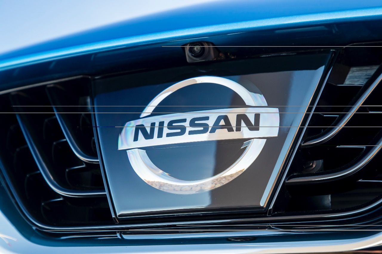 Nissan-Logo hinter Glas: Der Grund dafür ist das dahinter versteckte Radarsystem für den Notbremsassistenten, der sich in allen Versionen serienmäßig an Bord befindet.