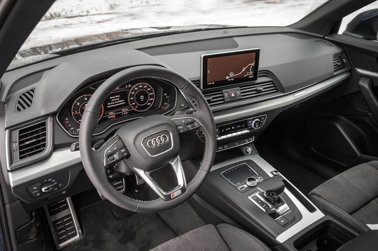 Das Q5-Cockpit im Vergleich zu Mercedes GLE und BMW X3: Platz zwei bei Design und Multimedia, bei der Materialqualität und Verarbeitung ist Audi eindeutig vorne.