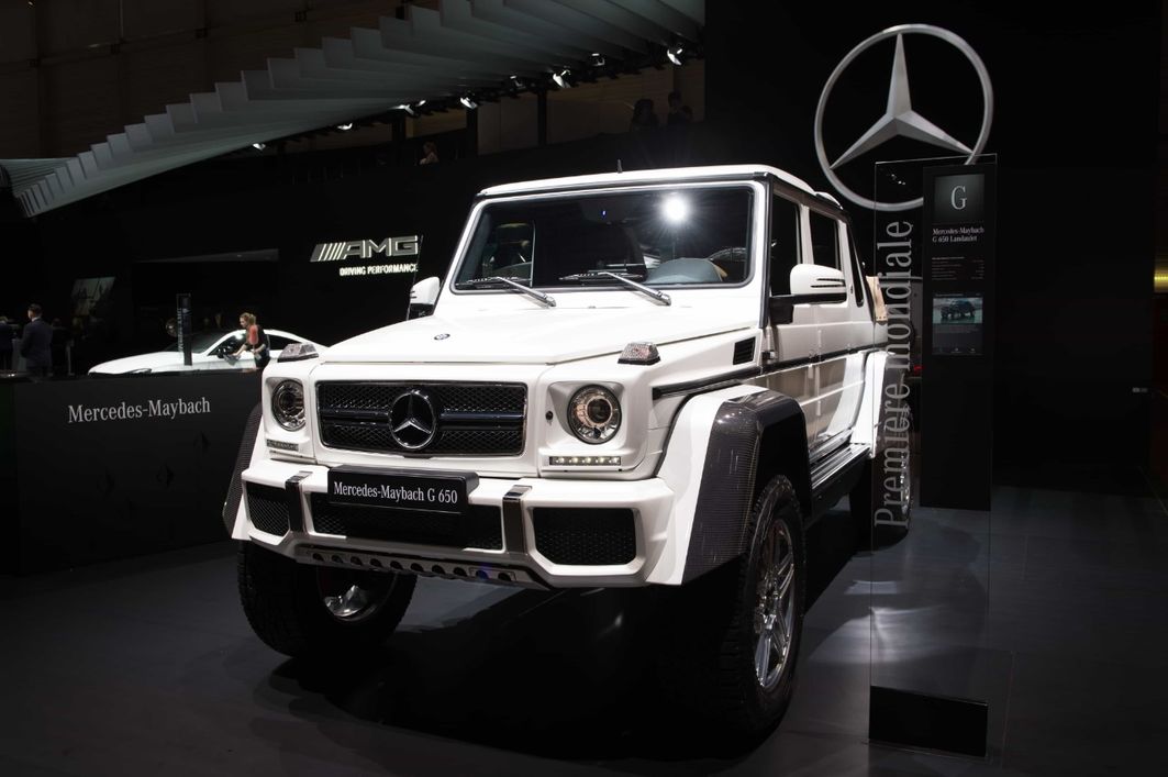 Des Rappers Cabrio-Traum wird bei Mercedes wahr, allerdings müssen die Musiker schnell sein: Auch Öl-Scheichs und Oligarchen gehören zur Kernzielgruppe, trotzdem wird der Mercedes-Maybach G650 Landaulet nur 99 Mal gebaut. Preis? Über 700.000 Euro.