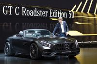 Es gibt bei Mercedes aber auch Cabrios, auf die sich Rapper und Rechtsanwälte im Zweifel einigen könnten: Sondermodell Mercedes-AMG GT C Roadster Edition 50, wird zum 50er von AMG in der Limited Edition von 500 Stück aufgelegt. Viele neue Styling-Details, Leistung unverändert: 457 PS.