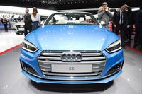Da kommt Audi nicht umhin, an sein ebenfalls neues A5/S5 Cabrio zu erinnern, wobei das S5-Topmodell mit einem neuen Motor unterwegs ist: V6-Turbo mit 354 PS (plus 21 PS zum Vorgänger) und 500 Newtonmeter Drehmoment.