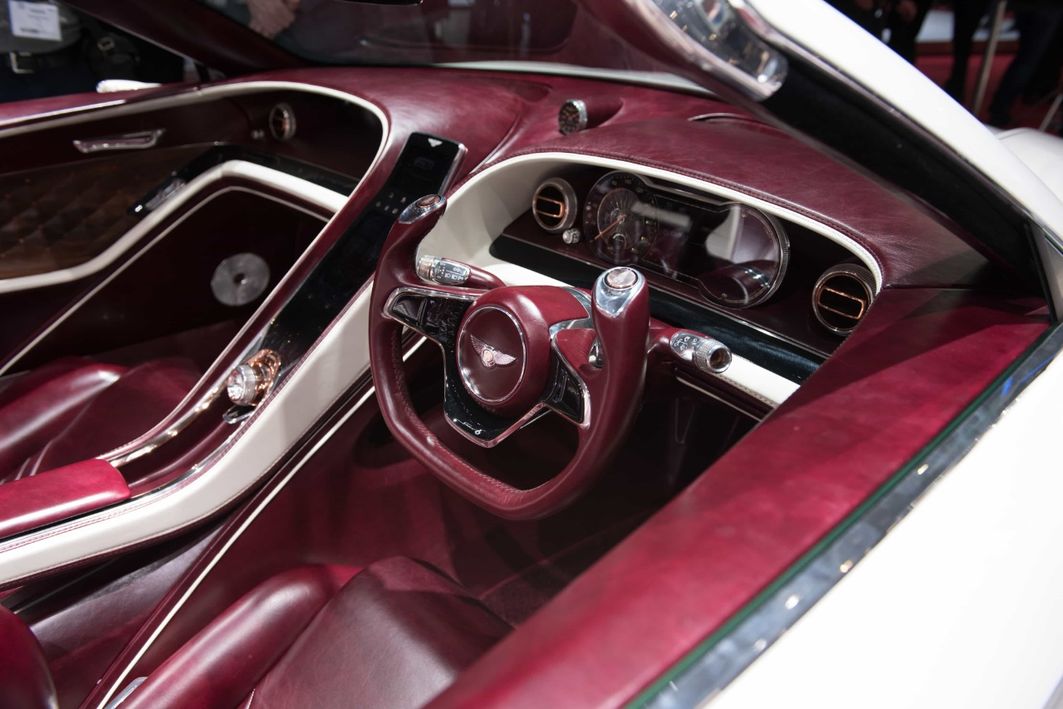 Der Antrieb der Bentley-Studie EXP 12 ist übrigens elektrisch, eine Anzeige im wunderschönen Cockpit verrät, welche Reichweite man bei der Umsetzung anpeilt: 400 Kilometer.