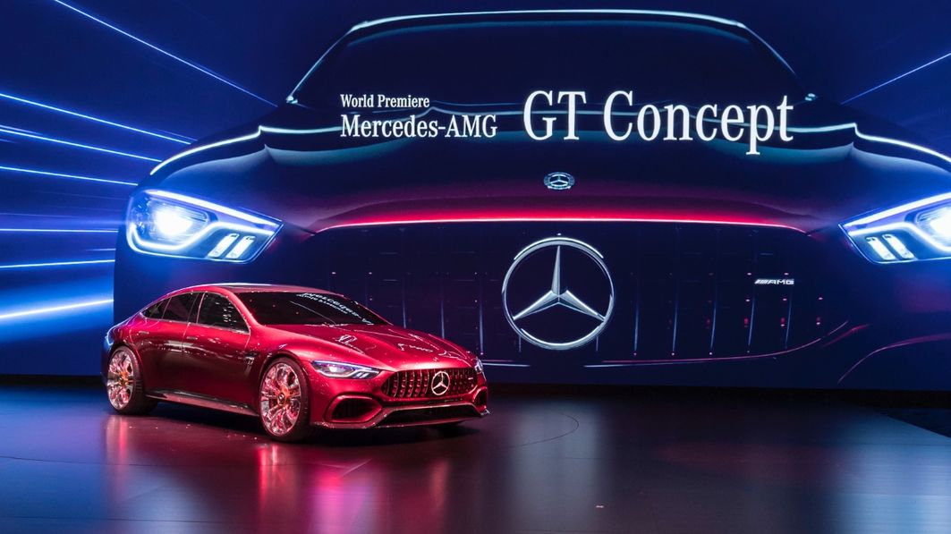Das AMG GT Concept zeigt sehr konkret, wie ein viertüriges Coupé aussehen wird, dass den Panamera ärgern soll. Die Felgen dürften die Mercedes-Designer aber beim Tuner bestellt haben.