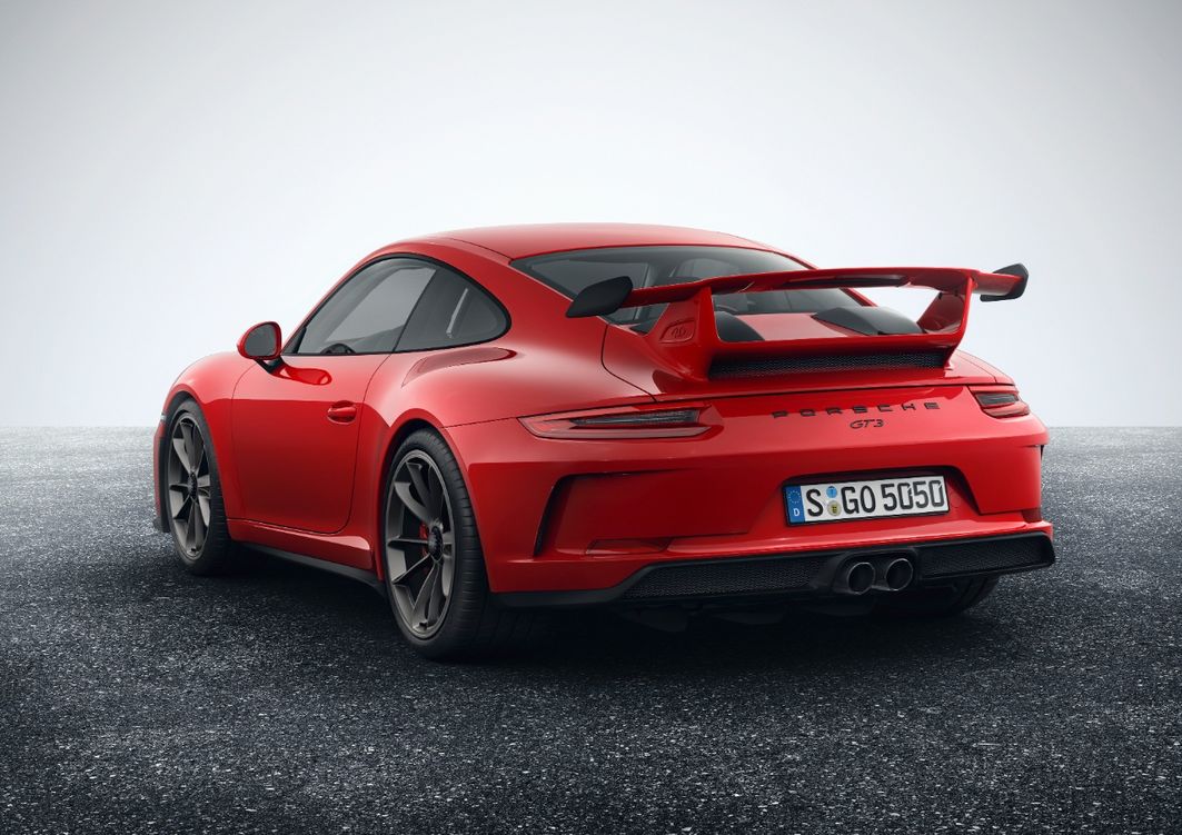 Zwei sehr gute Nachrichten gibt es zum neuen Porsche 911 GT3: Sechsgang-Handschaltung und 4,0-Liter-Boxer-Saugmotor. Dreht bis 9.000 U/min, erzeugt 500 PS. Die Markteinführung in Österreich erfolgt Mitte Mai. Der neue Hochleistungs-911 kostet ab 197.360,- Euro.