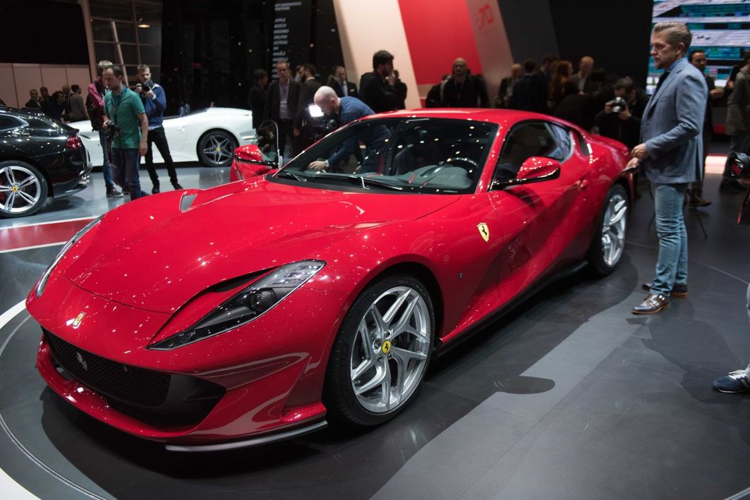 Ferrari 812 Superfast, nicht weniger als der stärkste und schnellste Ferrari aller Zeiten (800 PS, 340 km/h).