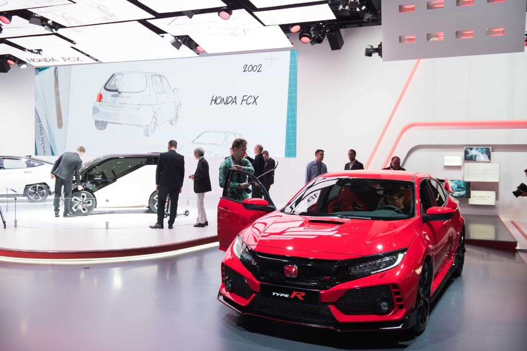 Neuauflage des Civic Type R mit 320 PS. Wichtige Änderung für Fans: Fünf Zentimeter hat Honda die Sitzhöhe tiefergelegt. Der Schwerpunkt sinkt um 3,4 Zentimeter. Ab Sommer.