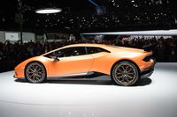 Noch ein Italiener, der quasi sich selbst übertrifft, in dem Fall den großen Bruder: Mit 30 PS mehr, 40 Kilo weniger und aktiver Aerodynamik schlägt der Lamborghini Huracán Performante (640 PS) auf der Nordschleife sogar den Aventador SV (750 PS). Die Zeit von 6:52 Minuten ist auch fünf Sekunden schneller als ein Porsche 918 Spyder (887 PS).