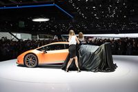 Teamwork auch bei Lamborghini, allerdings etwas überraschend im Business-Outfit.