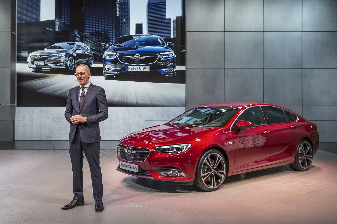 PLATZ 4: Opel wechselt in guter Form zu Peugeot, das zeigt der neue Insignia eindrucksvoll: Elegant-sportliche Linienführung im Coupé-Stil und trotzdem gute Platzverhältnisse für den Alltag. Auch der Kombi ist hervorragend gelungen. Konkurrent von Passat, Talisman, Arteon und Co.