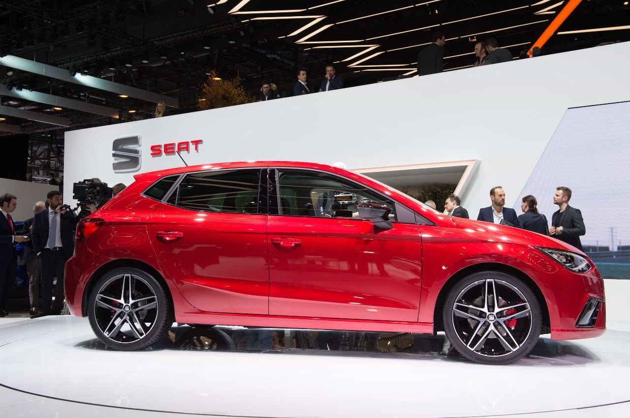 PLATZ 2: Der neue Seat Ibiza nutzt als erstes Modell eine neue VW-Konzern-Plattform und läuft damit zu großer Form auf: Mehr Platz trotz weiter kompakter Abmessungen (4,06 Meter Länge), mehr Komfort durch längeren Radstand, verpackt mit sportlichem Design im Stil des Leon. So baut man gute Autos. Konkurrent von Polo, Clio und Co.