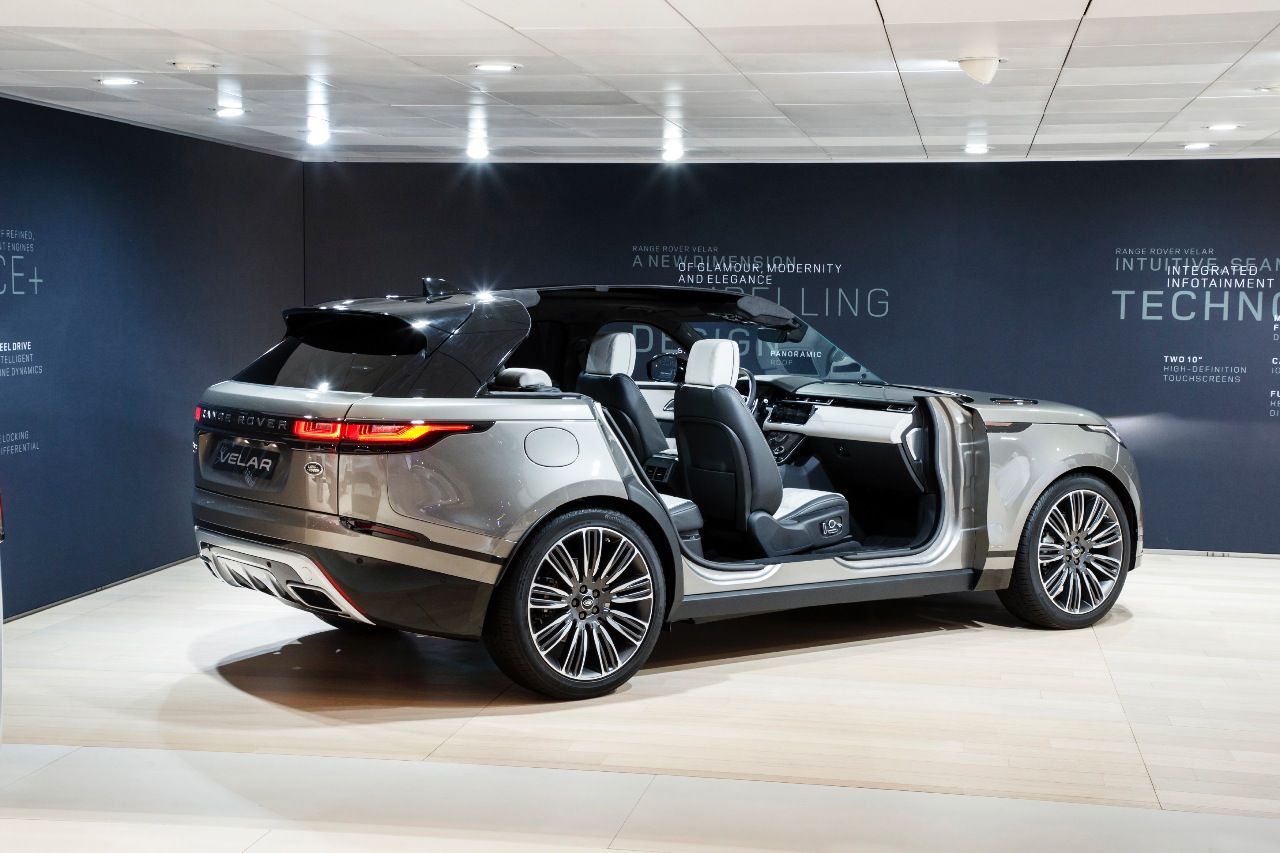 PLATZ 1: Gute Autos gibt es viele, wunderschöne Autos leider nicht. Daher geht der Sieg an den Range Rover Velar, der mit perfekter Designlinie und supermodernem Innenraum begeistert. Das Cool Car des Jahres, da legen wir uns schon im März fest. Konkurrent von X4, X6, GLE Coupé und Co.