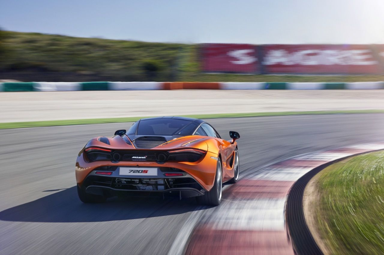 McLaren 720S: Mit gebogenen LED-Leuchten auch am Heck eine stilistische Meisterleistung.