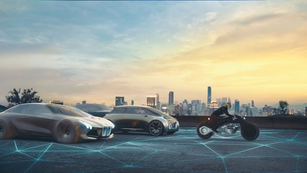 BMW gibt noch keine exakten optischen Einblicke, doch der Münchner Tesla-Fighter wird circa die Form des Modells links haben, also etwas weniger „crossover