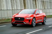 Spannend: Beim Preis wird Jaguar im Bereich 70.000 für die 400-PS-version beginnen, also deutlich unter den aktuellen Tarifen von Tesla (derzeit ab rund 90.000 Euro) liegen.