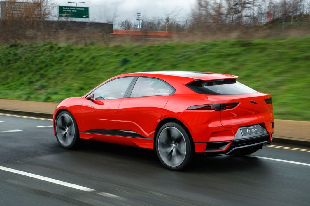 Jaguar startet den Angriff auf Tesla vor den Deutschen und schickt noch dazu einen „Österreicher