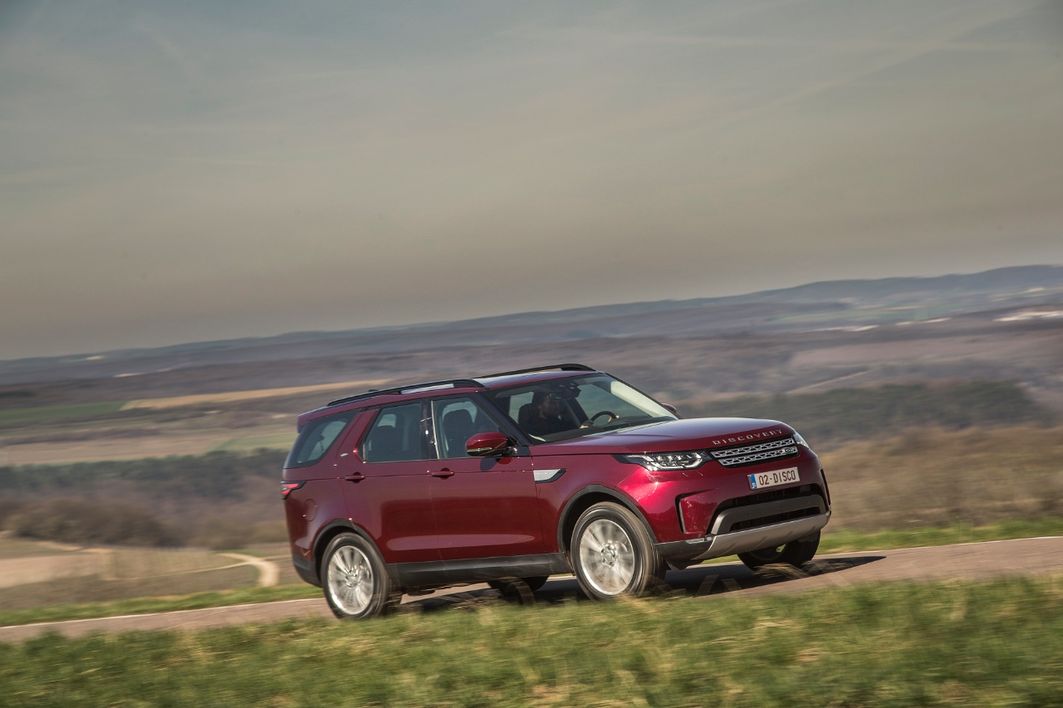 Sportlich ist das Fahrverhalten nicht, dafür müsste die Seitenneigung geringer und die Lenkung definierter sein. Land Rover legt den Discovery ganz klar als gemütliches Komfortauto aus.