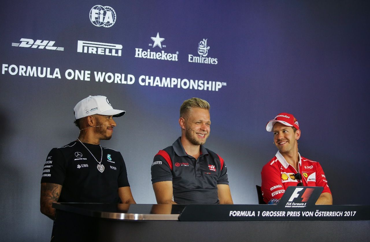 Magnussen wurde ausgerechnet zwischen die beiden Kampfhähne Hamilton und Vettel gesetzt und damit ins Blitzlichtgewitter.  Er bewies Selbstironie: „Da werde ich wohl nicht gerade im Mittelpunkt stehen.“