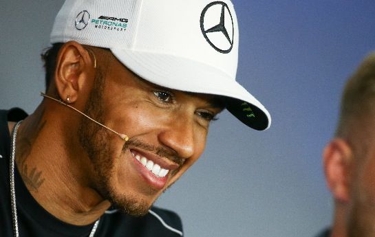 Wo Hamilton in Österreich Radtouren macht, warum Verstappen für‘s Schwänzen teuer bezahlte, um wen sich Vettel kümmerte. - Hamiltons Radtour in  Österreich