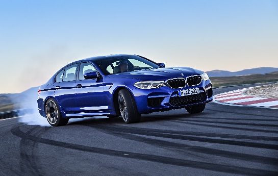 Der neue M5 bändigt seinen 600-PS-V8 erstmals mit Allradantrieb, lässt aber eine Hintertür zum Heckantrieb offen. - Wie bringt er 600 PS auf die  Straße?