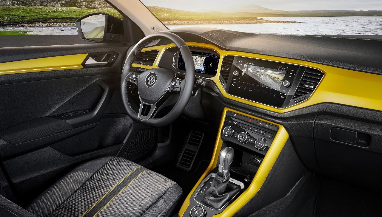 VW-typisch klare Bedienstruktur, in der man sich sofort auskennt. Die Materialien sind weniger hochwertig als im Golf, dafür farbenfroh-flippig.