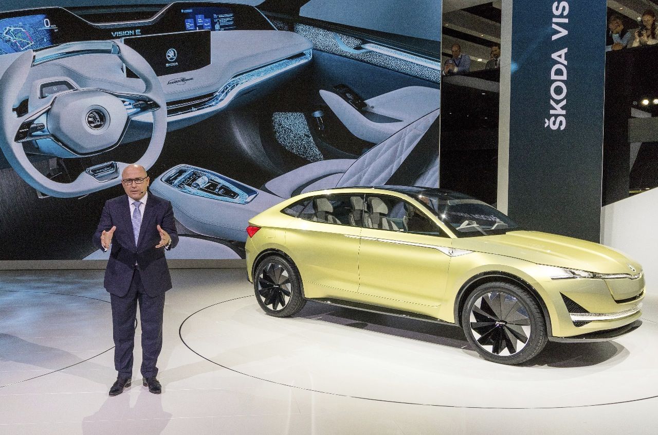 Skoda ist eine der Marken, die zwischen 2018 und 2021 in die Elektromobilität einsteigen. Auf der IAA gab es konkrete Ausblicke auf das Design sowie Einblicke ins Cockpit.