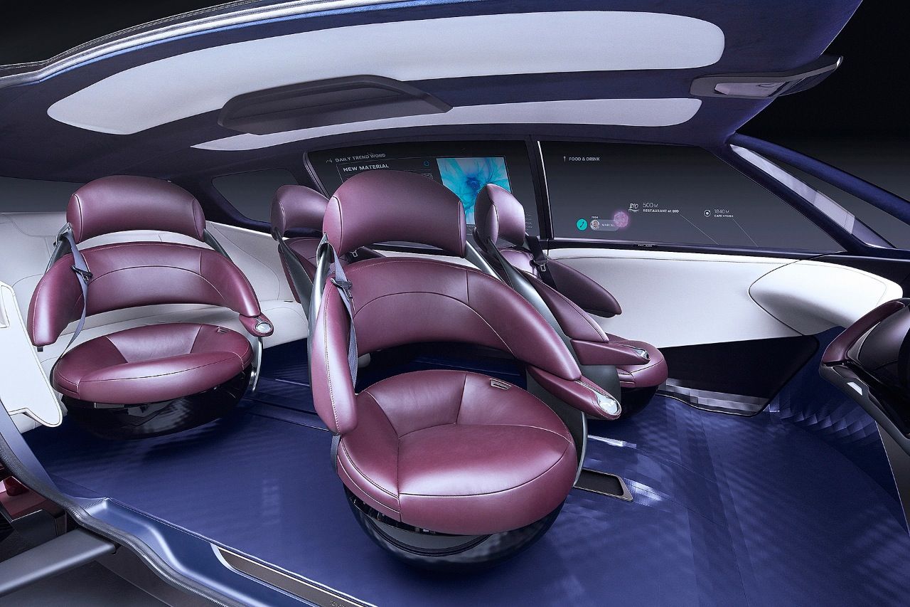 MODELL: Toyota Fine-Comfort-Ride. BOTSCHAFT: Autos werden ihre Motoren künftig in den Rädern unterbringen (Radnabenmotoren) und ganz allein fahren können (Autonomes Fahren) – dadurch kann man Innenräume in gemütliche Lounges verwandeln. Die Scheiben werden zu großen Touchscreens für die Passagiere. Science-Fiction? Nein, in 20 Jahren serienmäßig.