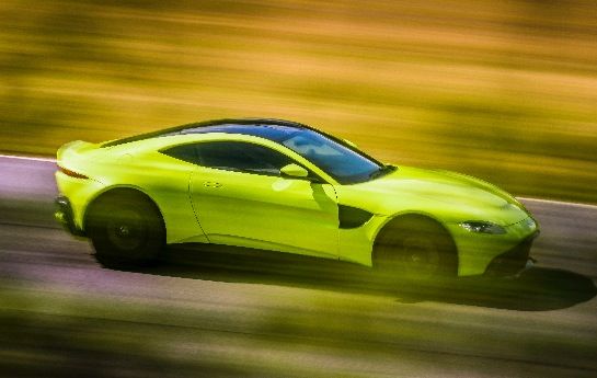 Der „kleine“ Aston Martin tauscht den Gentleman-Look gegen ein radikal sportliches Outfit. Das Image der Engländer ist top, aber fahrdynamisch gilt der Porsche 911 als Benchmark – das soll sich ändern, auch mit Hilfe von Mercedes. - Mit Mercedes  gegen den 911er