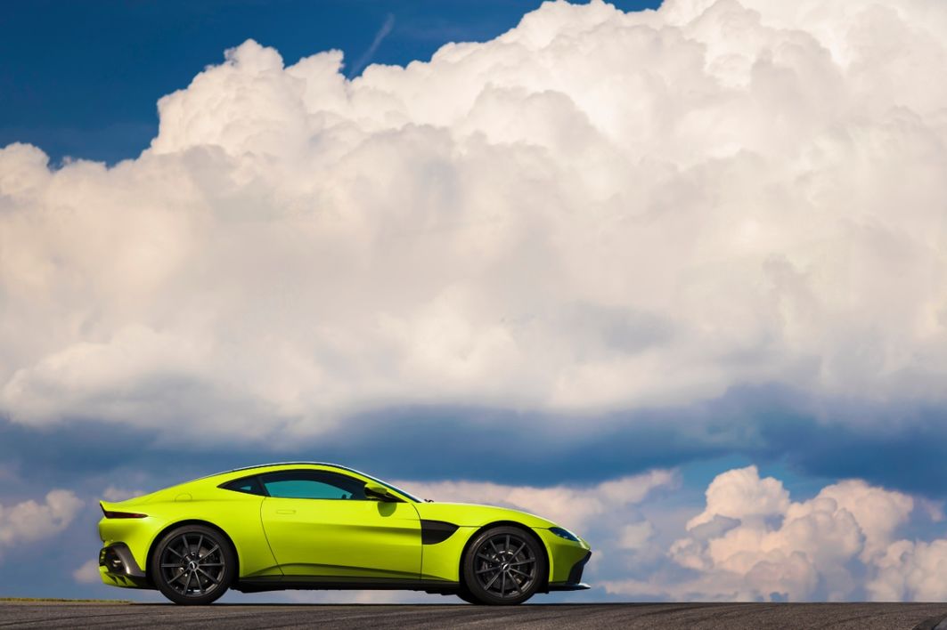 PREMIERE: ASTON MARTIN VANTAGE Mit Mercedes  gegen den 911er