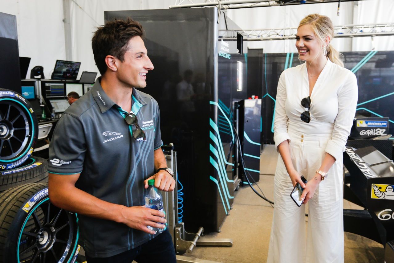 Mitch Evans (hier im Bild mit US-Model Kate Upton) ist der jüngste Pilot der Formel E. Neuseeland hat derzeit eine extrem spannende Rennfahrer-Generation am Start.