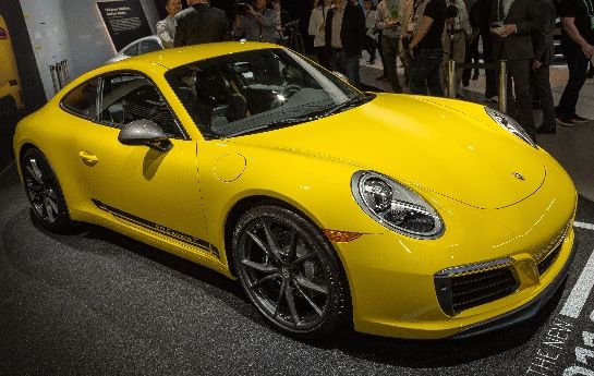 Porsche präsentiert auf der LA Auto Show den den 911 als puristischen Carrera T: Leistungssteigerung durch Leichtbau, nicht durch PS – so soll sein. - Multimedia nur  gegen Aufpreis